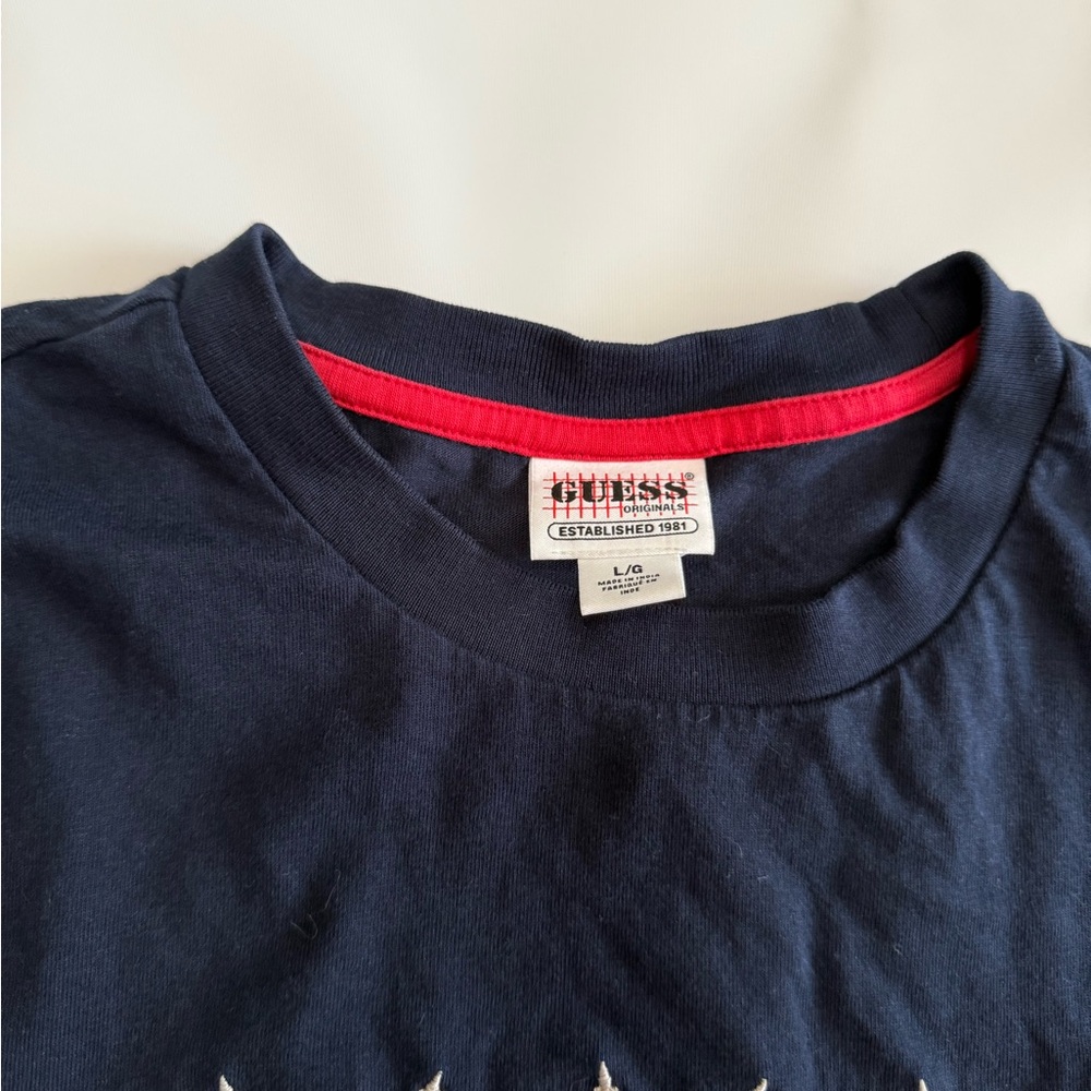 GUESS Men’s Navy & white Striped T-Shirt with embroidered flags in size large - Picture 5 of 10